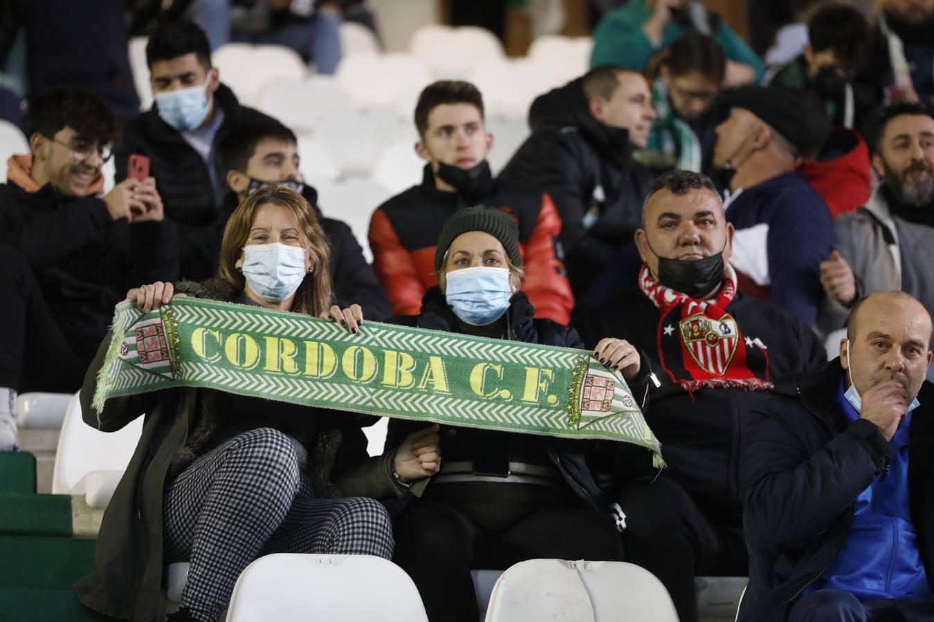 El ambientazo en la grada del Arcángel en el Córdoba CF - Sevilla FC, en imágenes