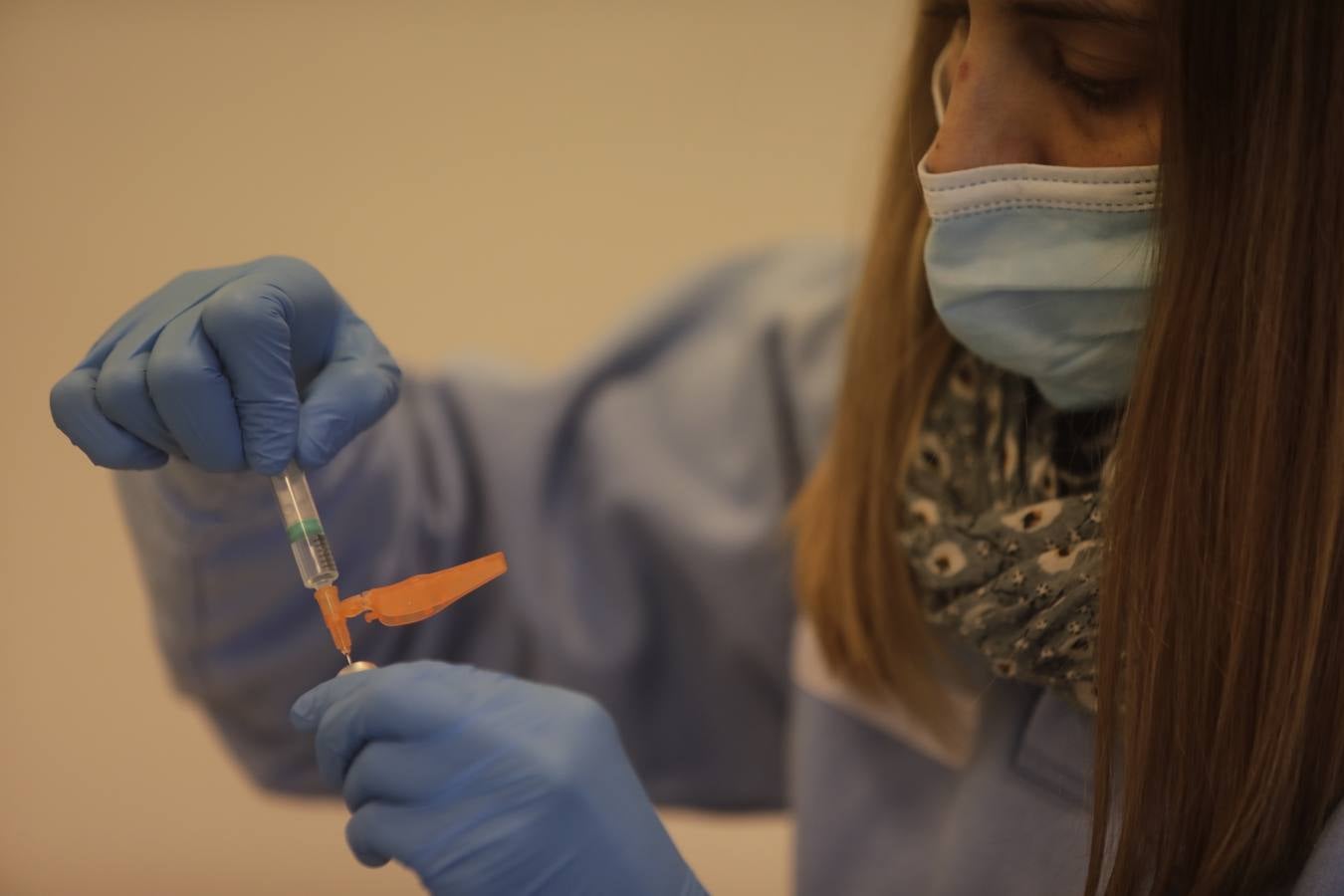 FOTOS: Colas en Cádiz para recibir la tercera dosis del Covid y la vacuna de la gripe