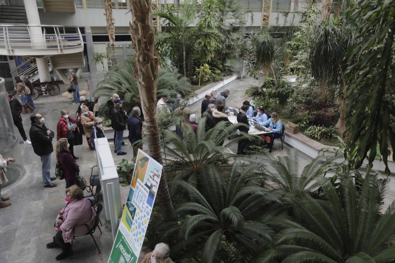 FOTOS: Colas en Cádiz para recibir la tercera dosis del Covid y la vacuna de la gripe