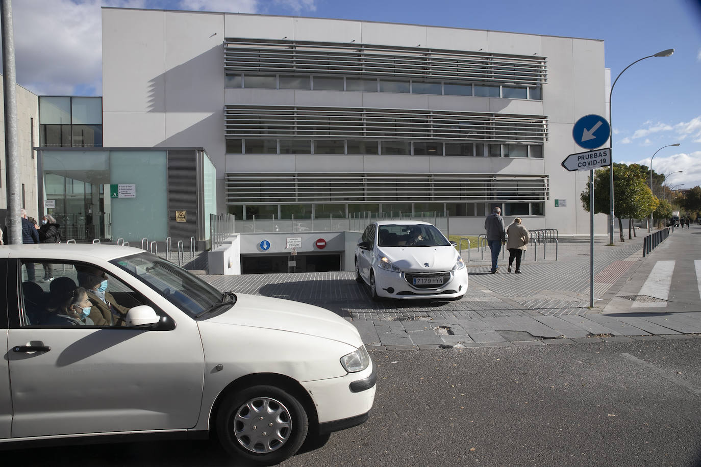 El autocovid del Castilla del Pino en Córdoba multiplica su actividad, en imágenes