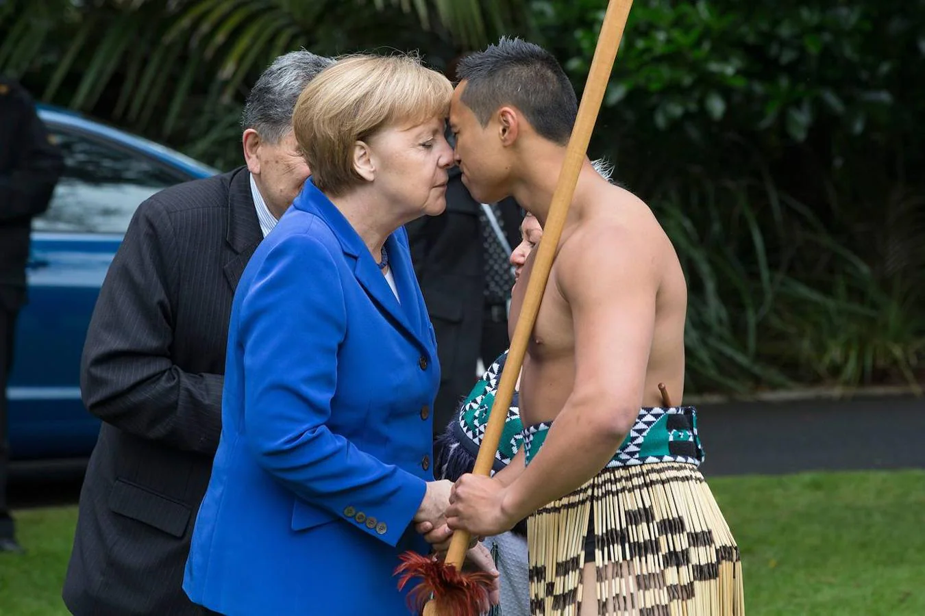Merkel recibe el ‘hongi’, el saludo maorí, durante una visita a Aukland (Nueva Zelanda) en 2014. 