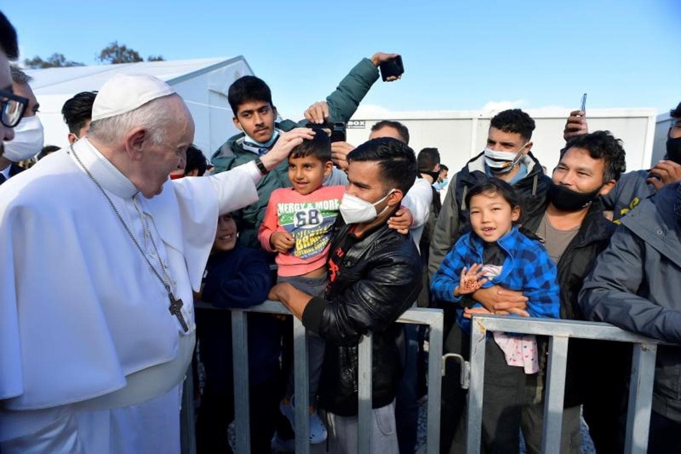 El pontífice saluda cariñosamente a un niño. 