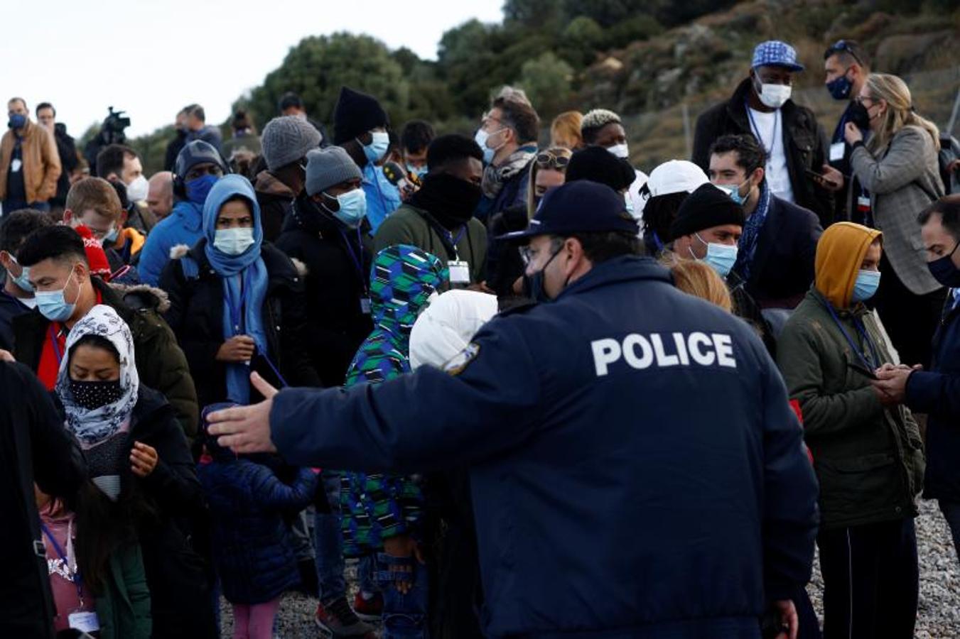 Los migrantes, en el exterior del lugar donde se celebró una misa. 