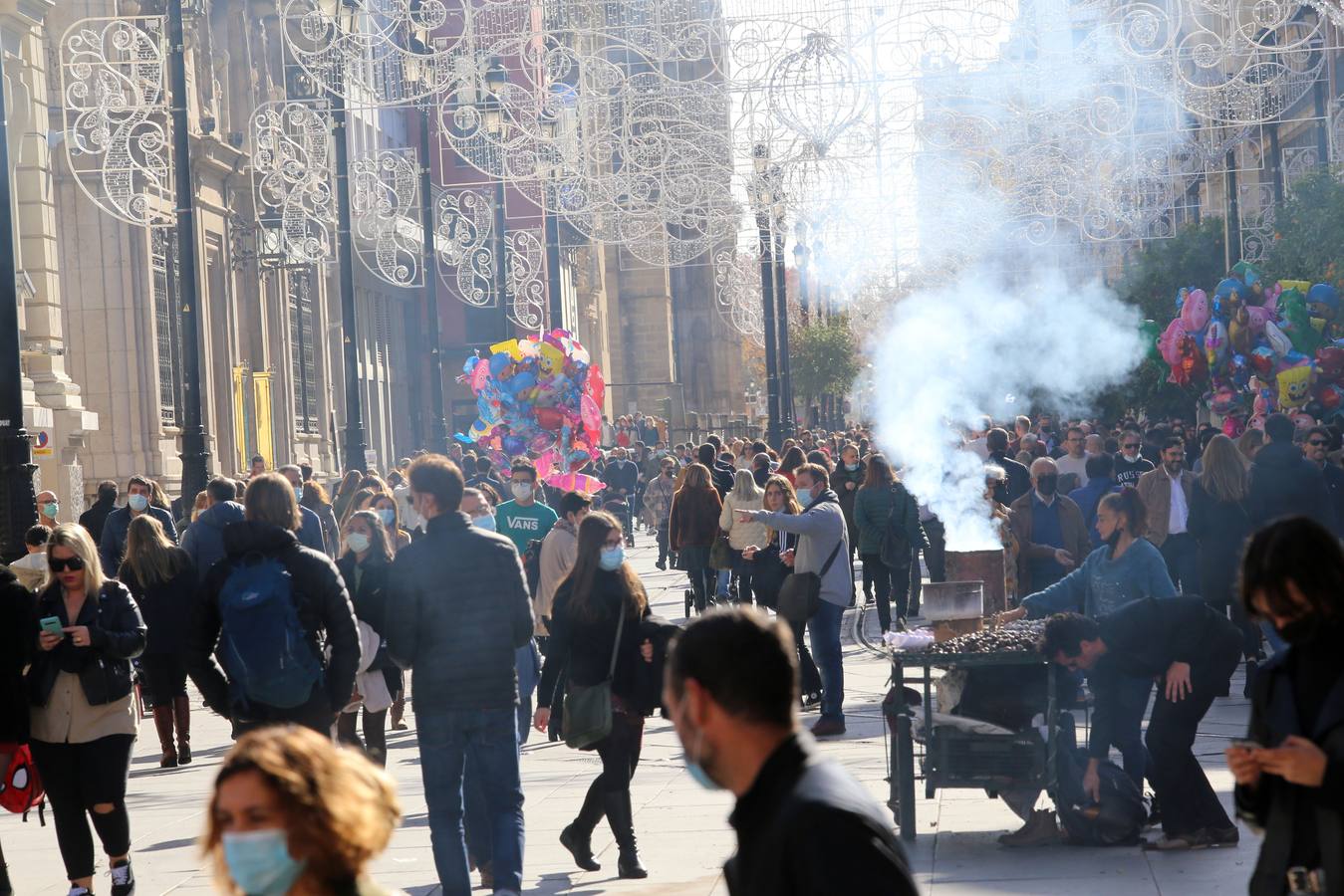 Multitud de sevillanos y turistas por las calles del Centro de Sevilla. ROCÍO RUZ