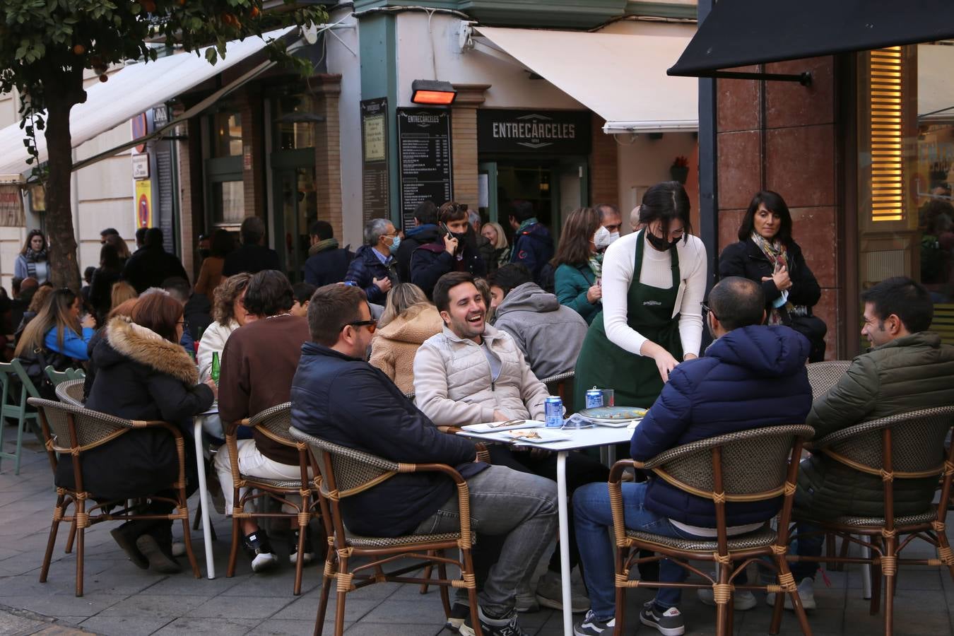 Multitud de sevillanos y turistas por las calles del Centro de Sevilla. ROCÍO RUZ