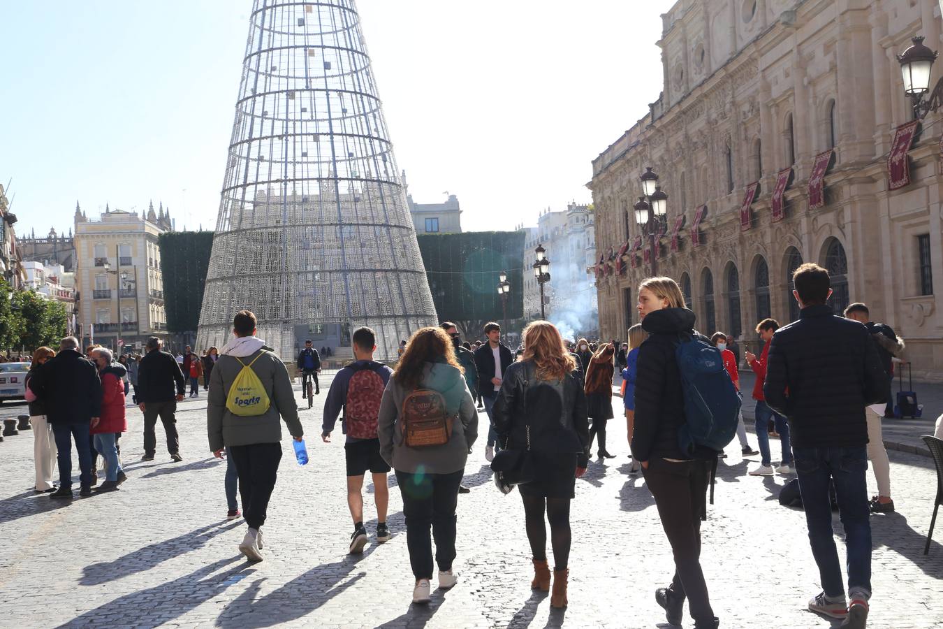 Multitud de sevillanos y turistas por las calles del Centro de Sevilla. ROCÍO RUZ