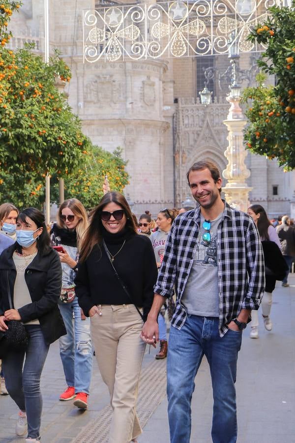 Multitud de sevillanos y turistas por las calles del Centro de Sevilla. ROCÍO RUZ