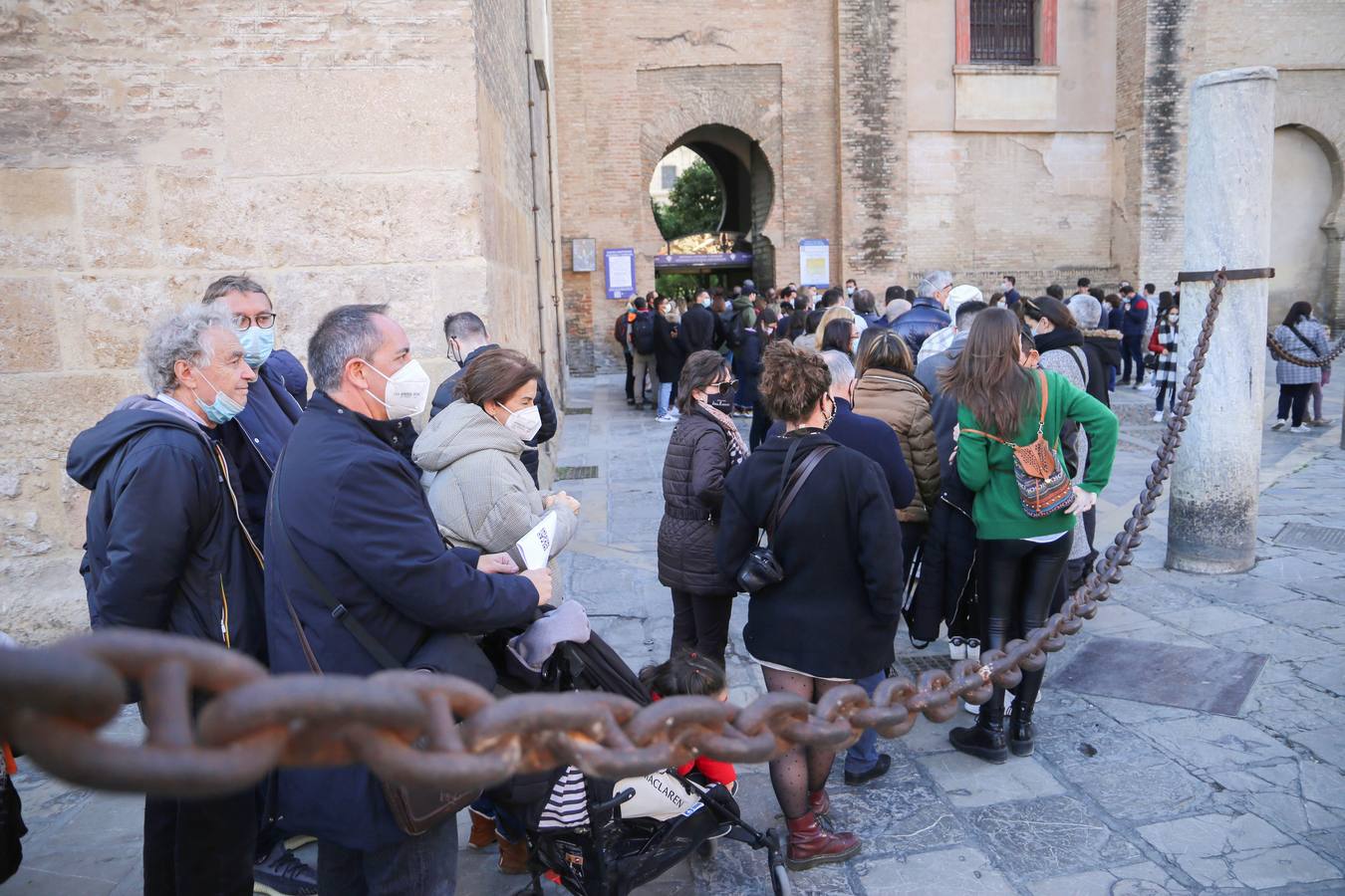 Multitud de sevillanos y turistas por las calles del Centro de Sevilla. ROCÍO RUZ