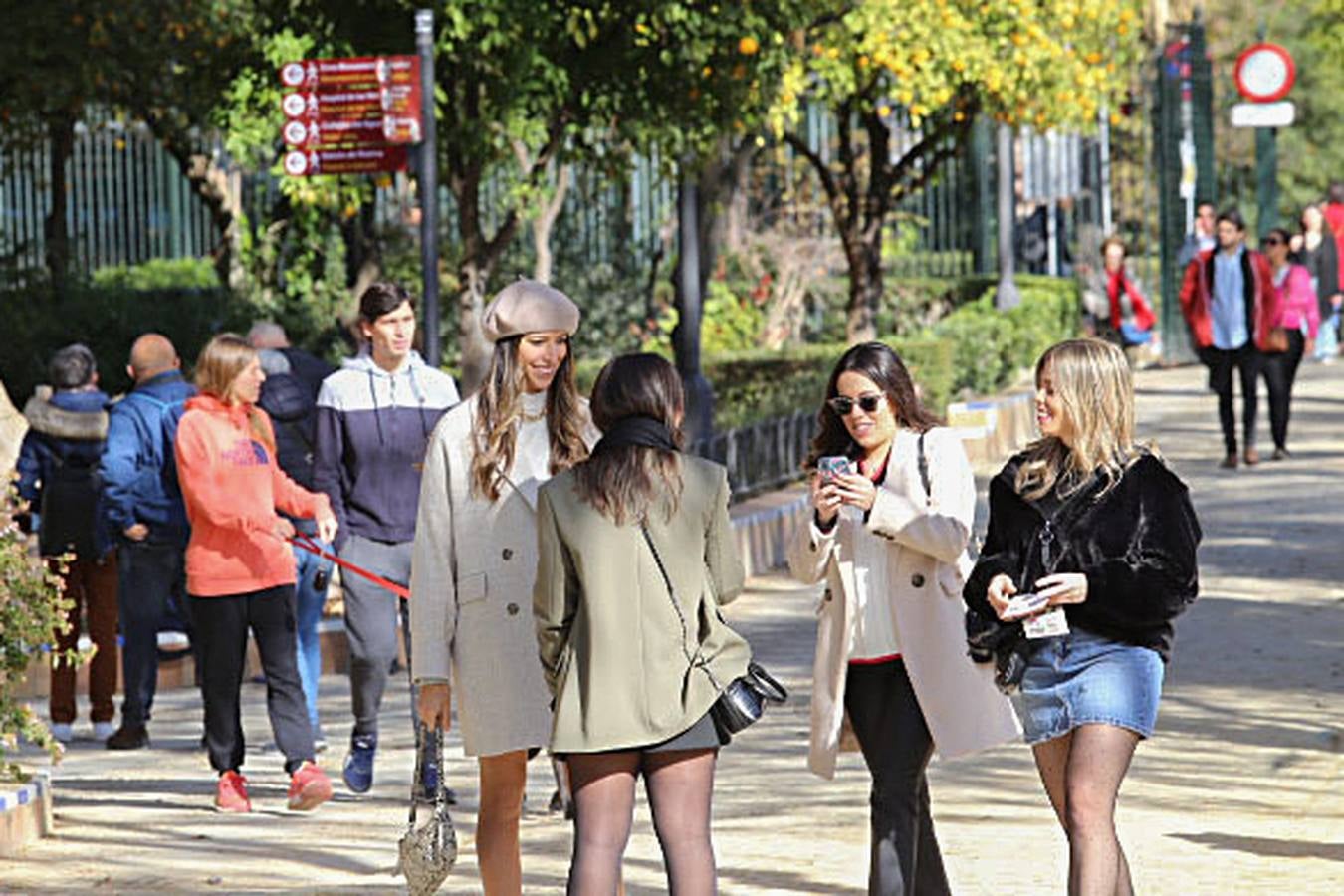 Multitud de sevillanos y turistas por las calles del Centro de Sevilla. ROCÍO RUZ