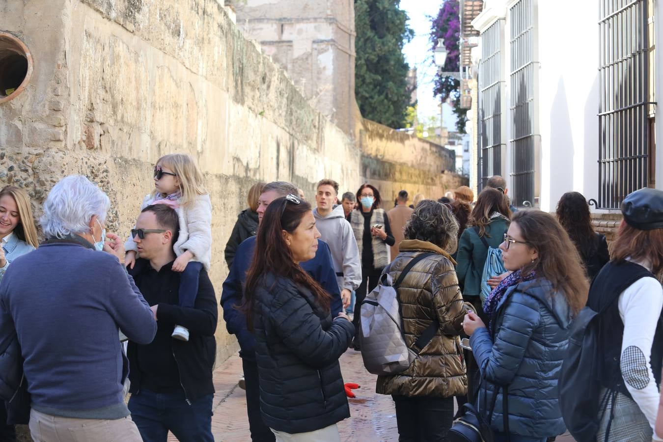 Multitud de sevillanos y turistas por las calles del Centro de Sevilla. ROCÍO RUZ