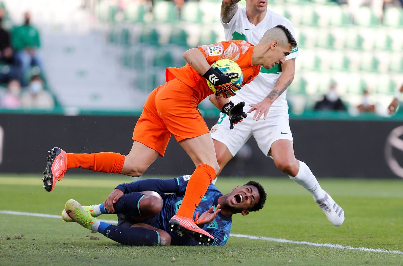 El Elche-Cádiz CF, en imágenes: la cara de la derrota