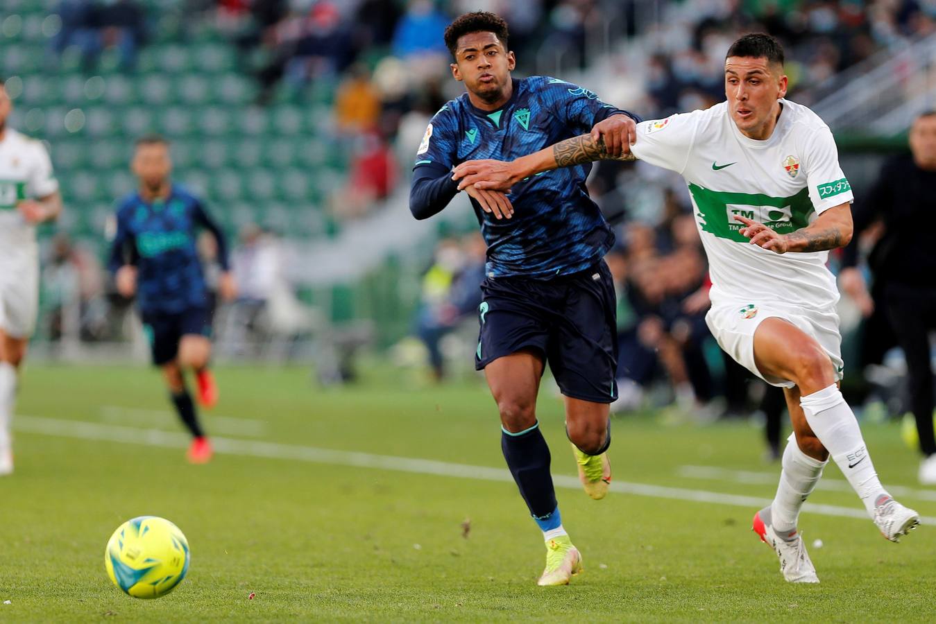 El Elche-Cádiz CF, en imágenes: la cara de la derrota