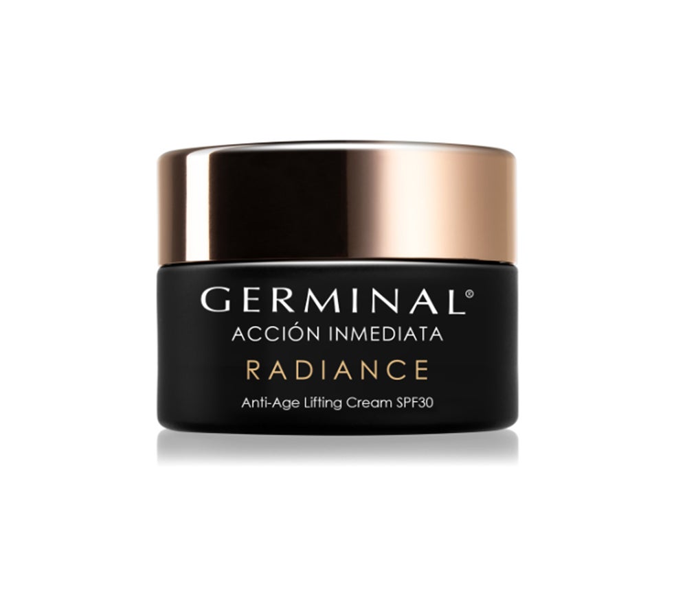 Hidratar la piel del rostro. Para que el maquillaje quede bien, la piel tiene que estar hidratada y jugosa. La Crema hidratante acción inmediata Radiance de Germinal (46 €) ofrece el doble efecto flash Germinal, tensando, reafirmando e iluminando la piel en pocos minutos y con efecto duradero, más de 8 horas. Su exclusiva formulación no solo aporta un aspecto radiante y efecto tensor, también hidrata y ejerce de escudo antipolución y solar con SPF 30 de textura ligera y fácil absorción.