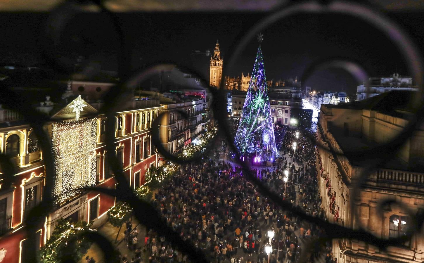 Encendido del árbol de luces led en la Plaza de San Francisco. RAÚL DOBLADO