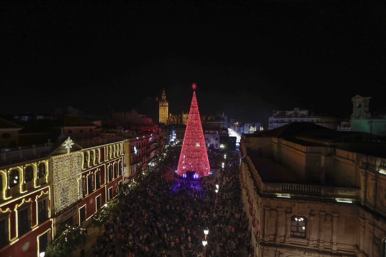 Encendido del árbol de luces led en la Plaza de San Francisco. RAÚL DOBLADO