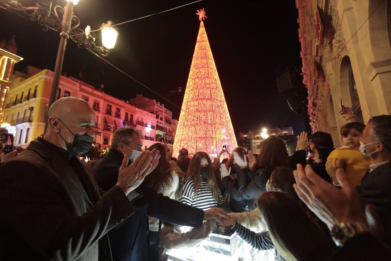 Encendido del árbol de luces led en la Plaza de San Francisco. RAÚL DOBLADO