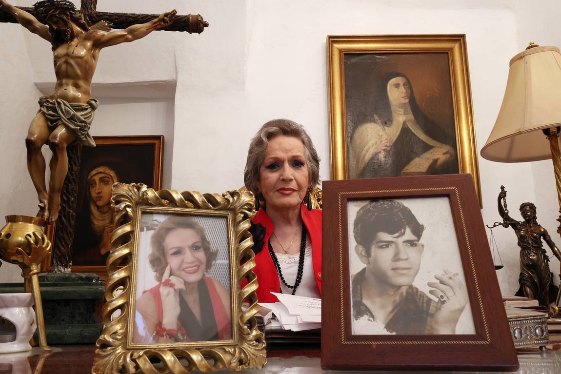 Manolita Chen rodeada por muchos recuerdos en su casa de Arcos de la Frontera. MANUEL GÓMEZ