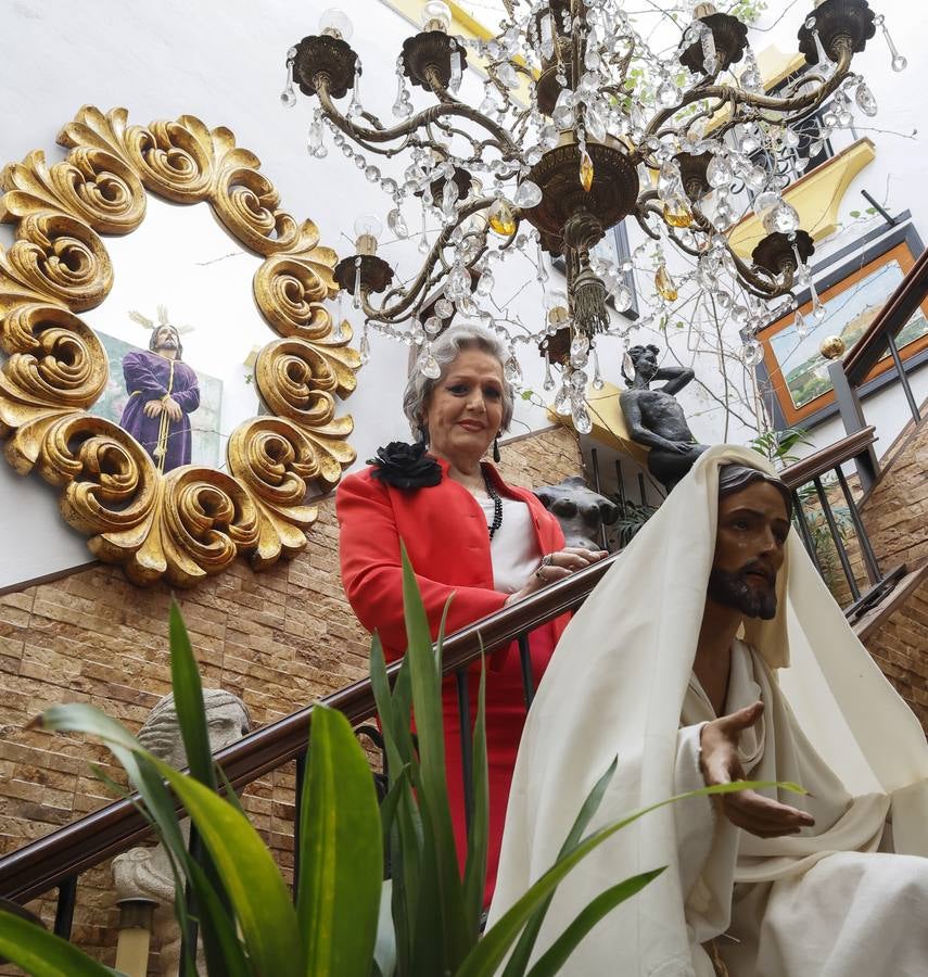 Manolita Chen rodeada por muchos recuerdos en su casa de Arcos de la Frontera. MANUEL GÓMEZ