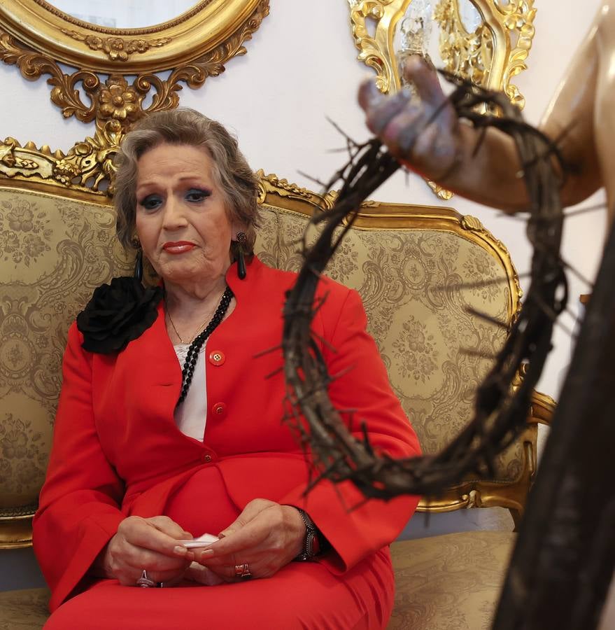 Manolita Chen rodeada por muchos recuerdos en su casa de Arcos de la Frontera. MANUEL GÓMEZ