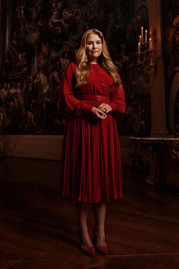 El estilo de Amalia de Holanda a los 18 años. En las imágenes que ha compartido la Casa Real de Holanda se observa a una Amalia muy elegante con un vestido midi vaporoso en color rojo, una de sus tonalidades favoritas, con mangas abullonadas y un fino cinturón que enmarca su figura. Este tipo de prendas se han consolidado como un imprescindible en su armario, donde predominan los de tonos pastel que suele combinar con stilettos en punta con los que alarga y estiliza las piernas.