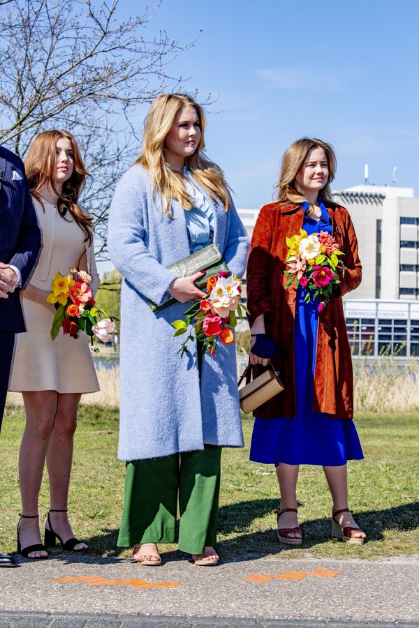 El estilo de Amalia de Holanda a los 18 años. En los actos oficiales suele recurrir a prendas de cortes sencillos, ligeramente oversize, en tonos pastel. Le gusta también recurrir a contrastes en los tejidos y texturas, como se ve en la imagen.