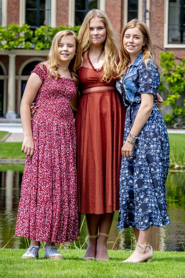 El estilo de Amalia de Holanda a los 18 años. Cuando era más pequeña sus conjuntos no distaban mucho de los de hoy en día, con vestidos vaporosos en los que no faltaban los bordados, escotes pronunciados y cinturas marcadas.