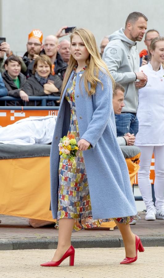 El estilo de Amalia de Holanda a los 18 años. Otra de sus prendas favoritas son los abrigos tres cuartos en tonos pastel que combina tanto con vestidos como con prendas más informales como pantalones 'flare' o incluso de estilo más deportivo.