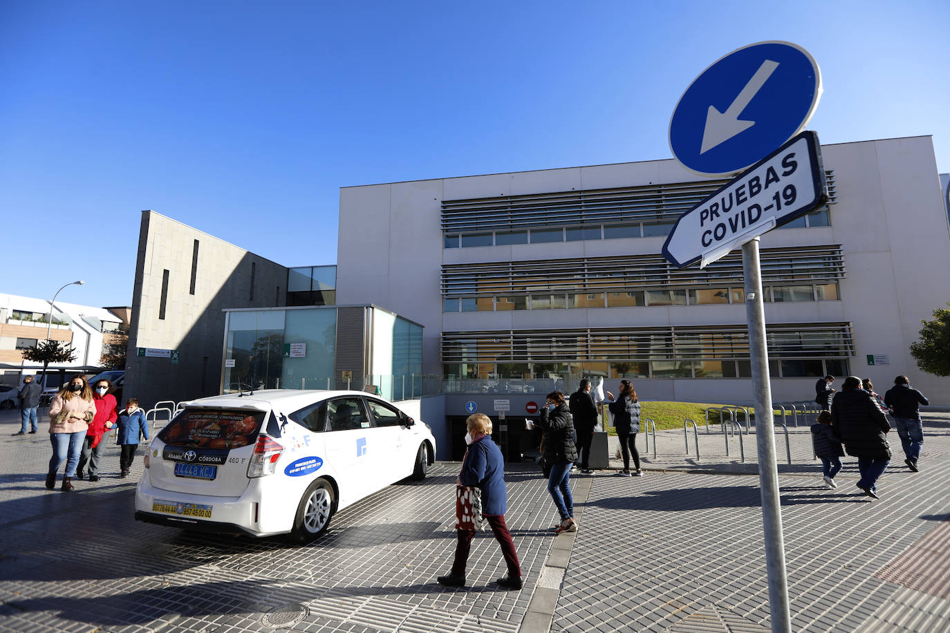 El autocovid del centro Castilla del Pino en Córdoba, en imágenes