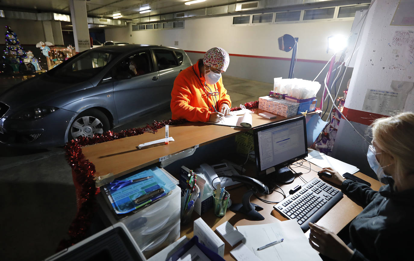 El autocovid del centro Castilla del Pino en Córdoba, en imágenes