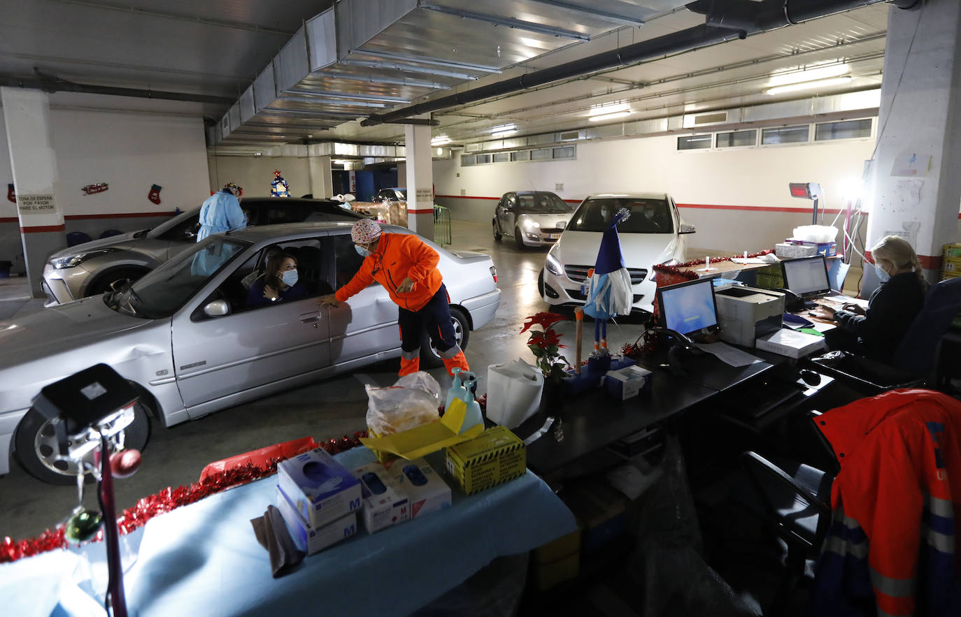 El autocovid del centro Castilla del Pino en Córdoba, en imágenes