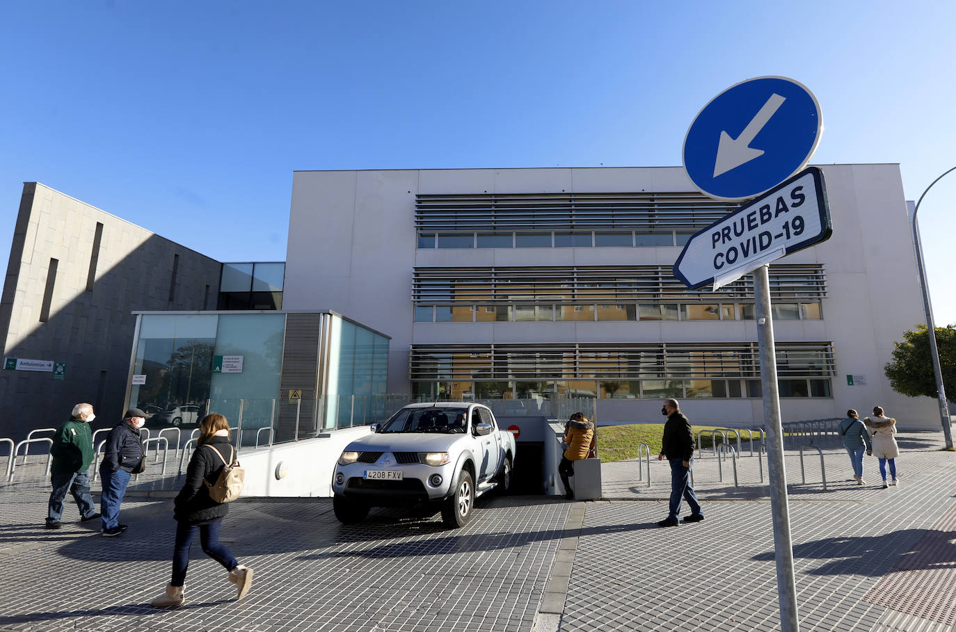 El autocovid del centro Castilla del Pino en Córdoba, en imágenes