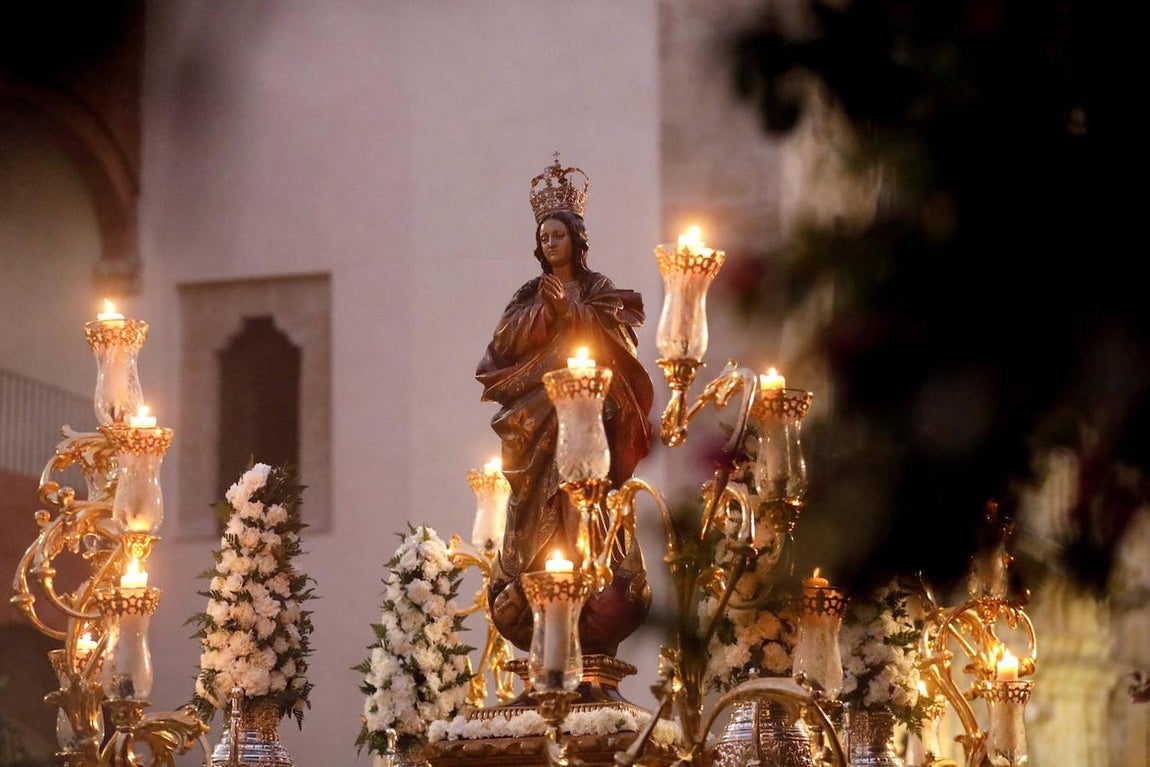 La procesión de la Inmaculada para la Vigilia de los Jóvenes en Córdoba, en imágenes