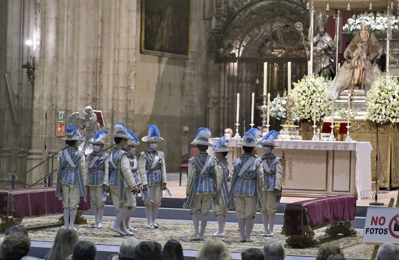 Los seises bailan en honor de la Inmaculada