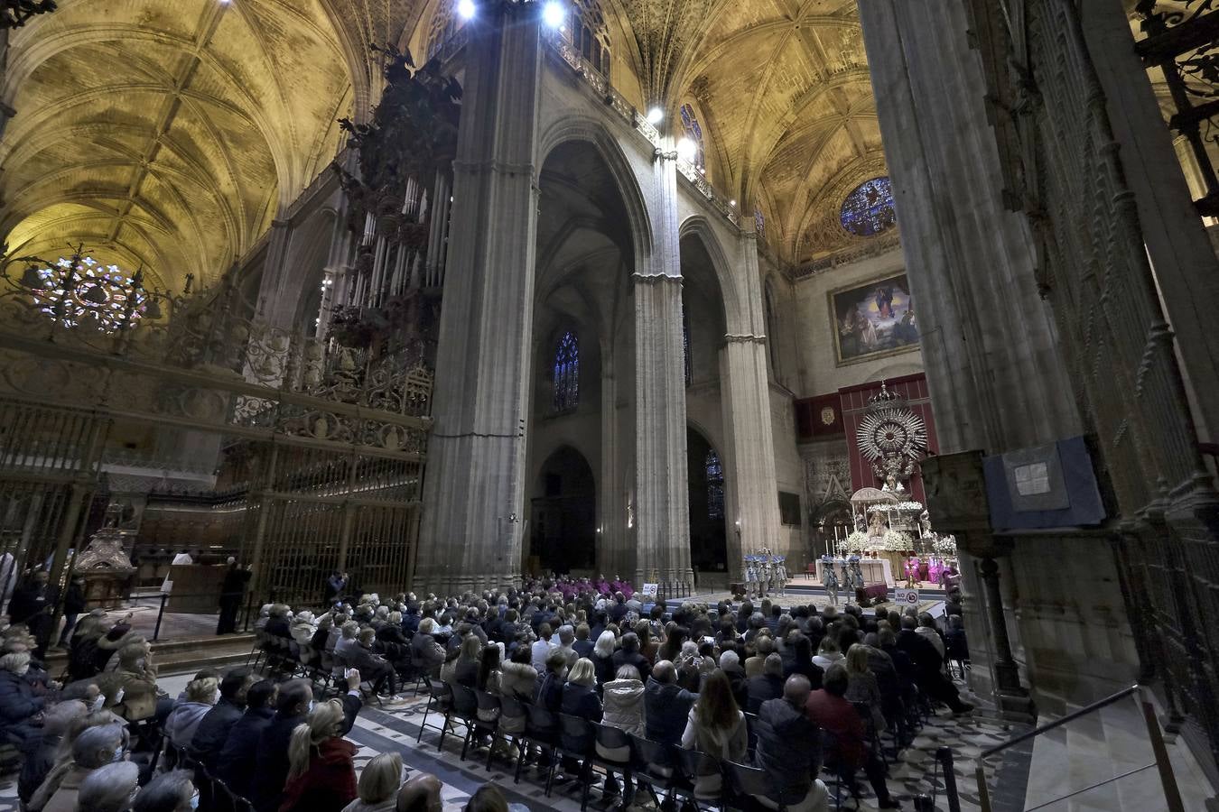 Los seises bailan en honor de la Inmaculada