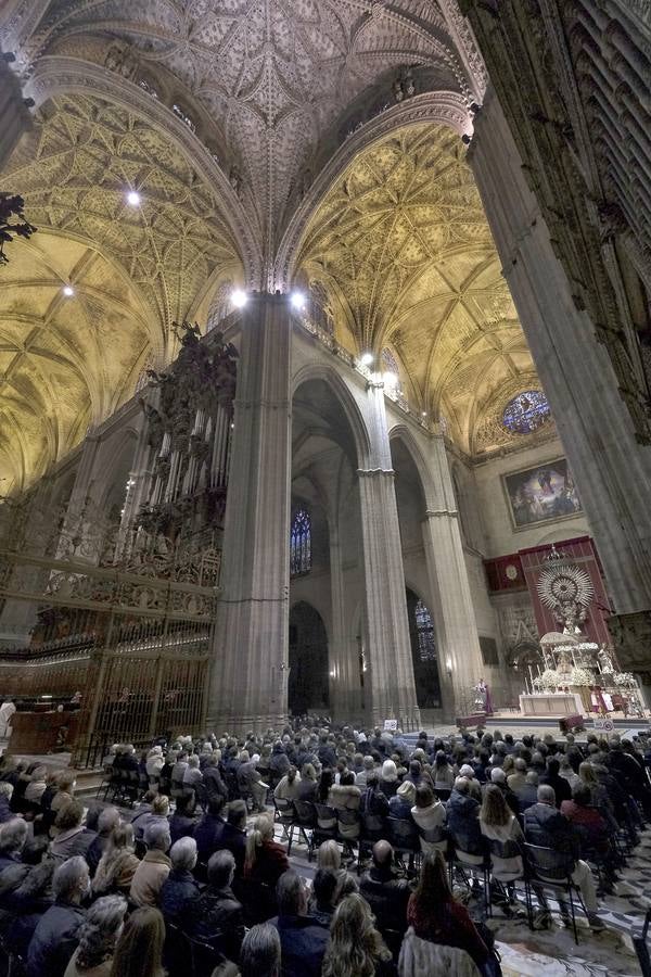 Los seises bailan en honor de la Inmaculada