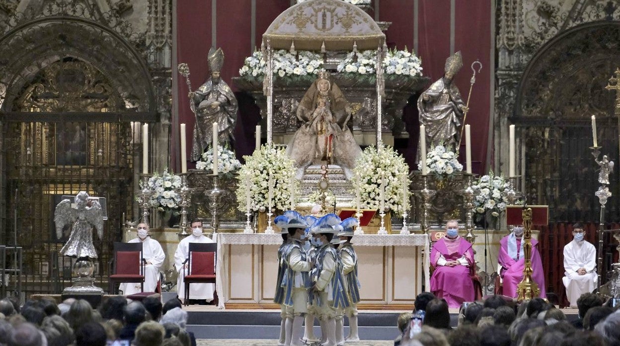 Los seises bailan en honor de la Inmaculada