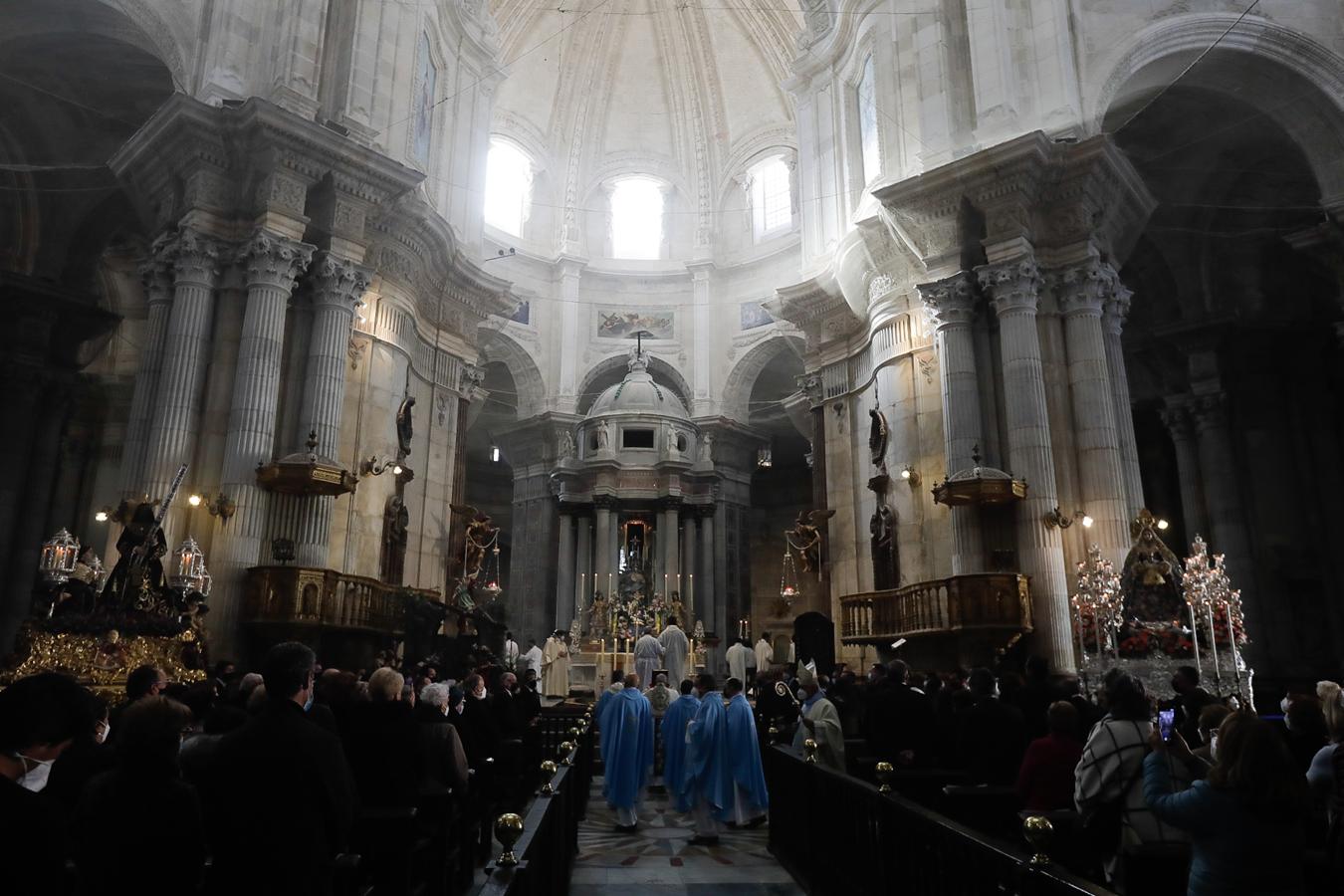 Fotos: Las históricas imágenes del reencuentro entre el Nazareno y la Patrona de Cádiz