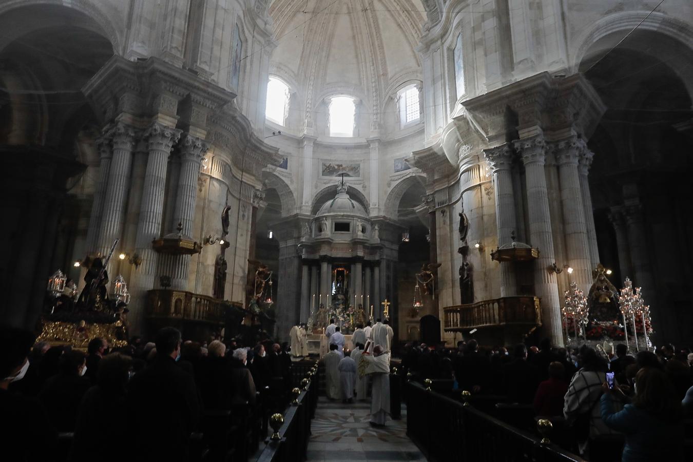 Fotos: Las históricas imágenes del reencuentro entre el Nazareno y la Patrona de Cádiz