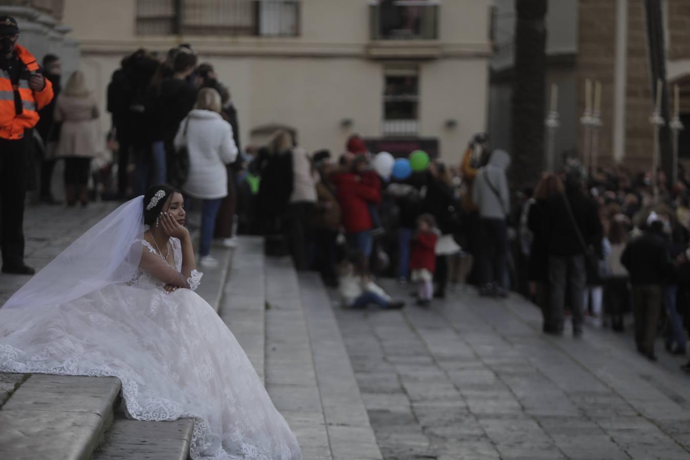 Fotos: La Patrona y el Nazareno procesionan por las calles de Cádiz