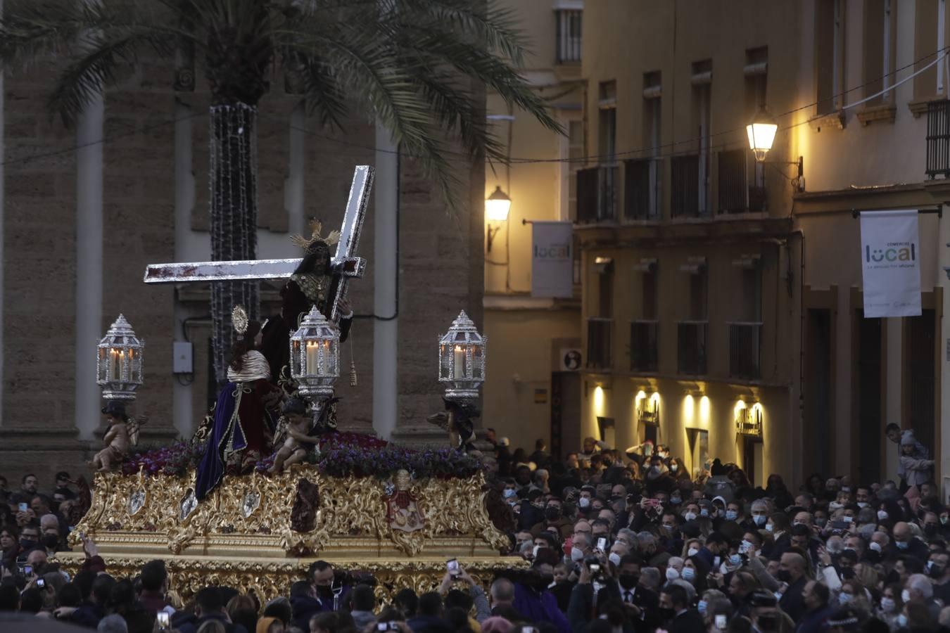 Fotos: La Patrona y el Nazareno procesionan por las calles de Cádiz