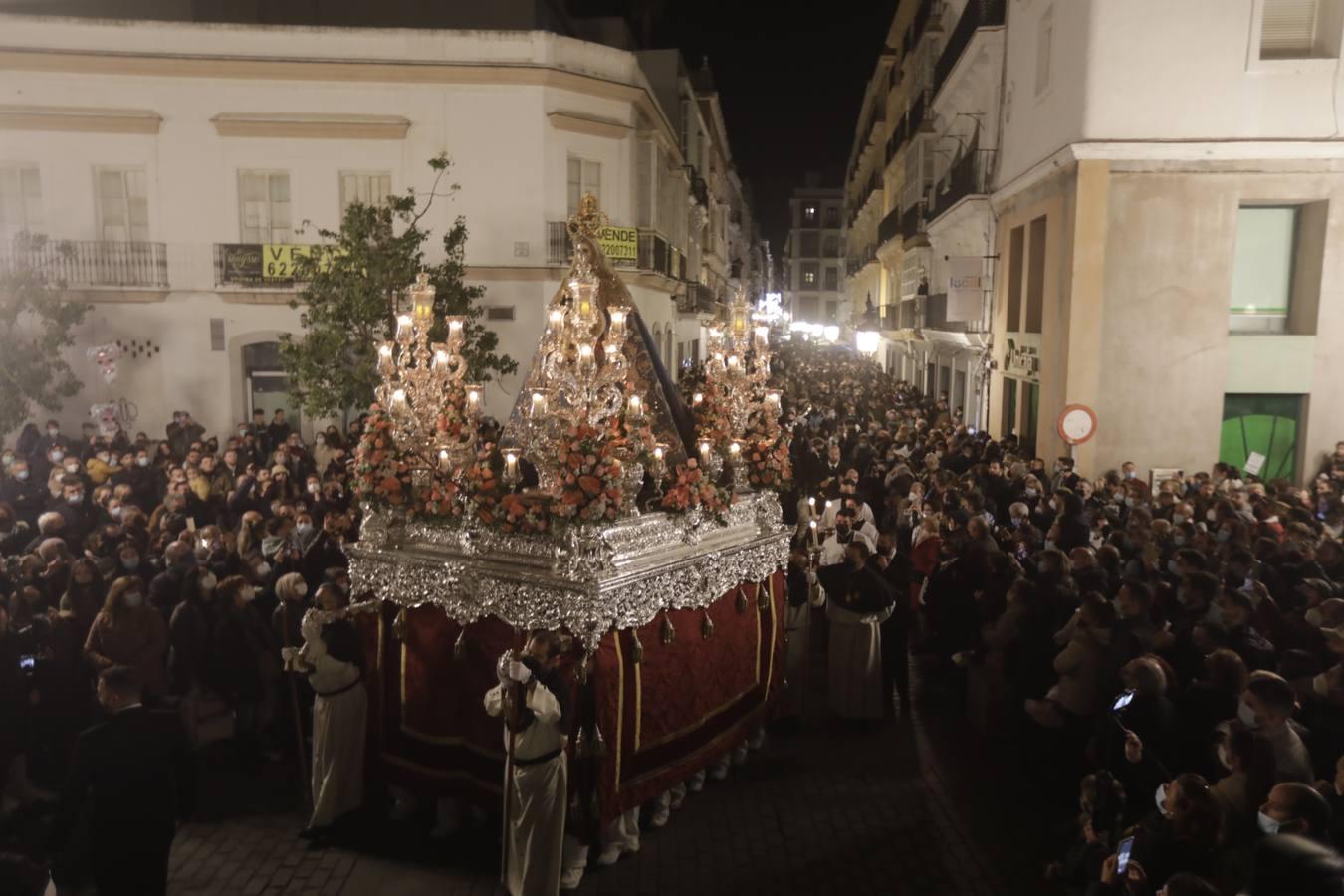 Fotos: La Patrona y el Nazareno procesionan por las calles de Cádiz