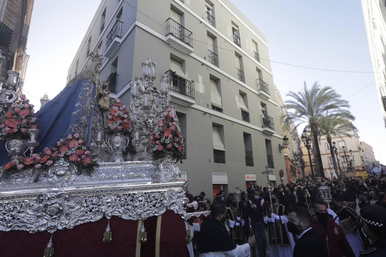 Fotos: La Patrona y el Nazareno procesionan por las calles de Cádiz