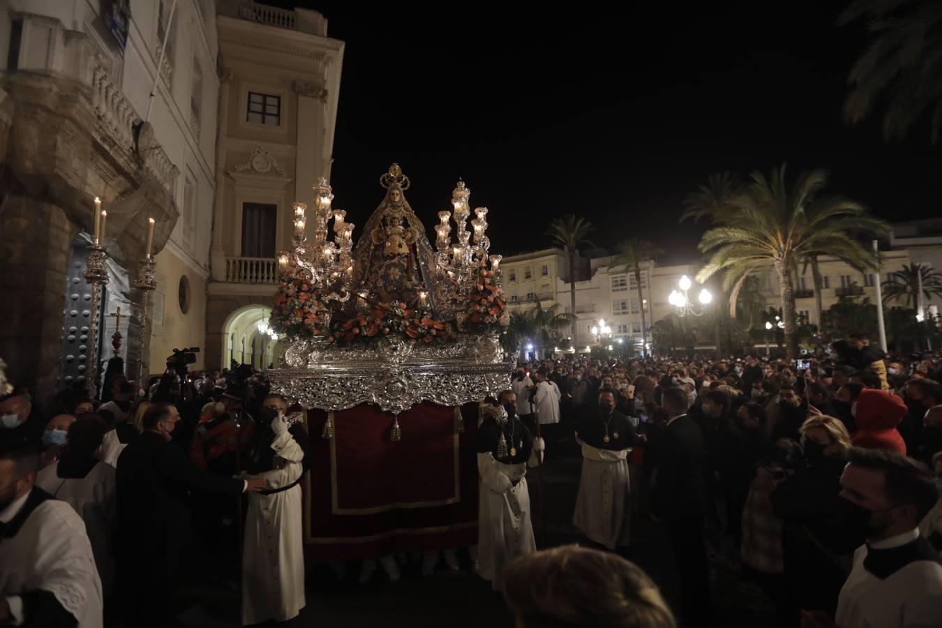 Fotos: La Patrona y el Nazareno procesionan por las calles de Cádiz