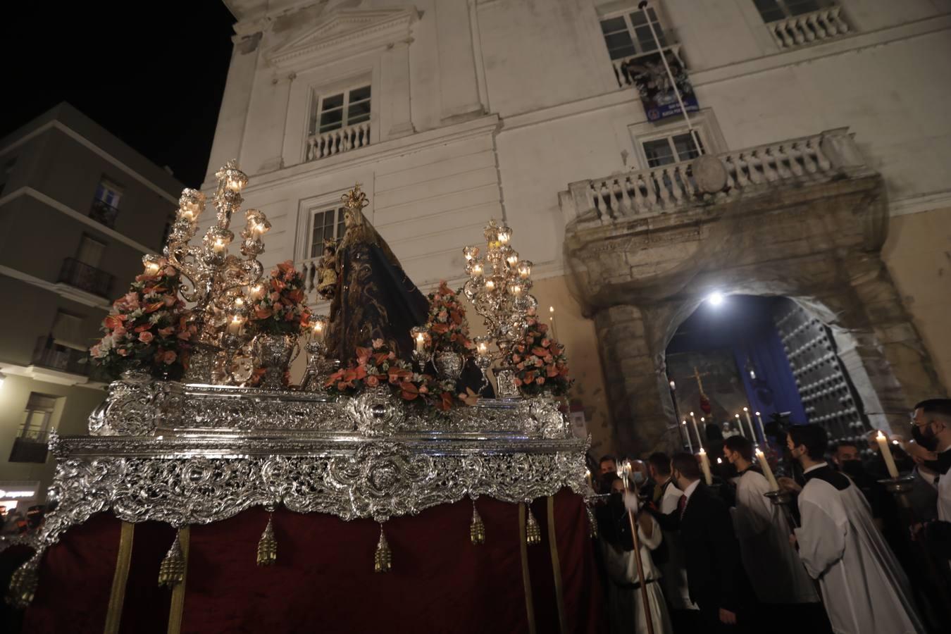 Fotos: La Patrona y el Nazareno procesionan por las calles de Cádiz