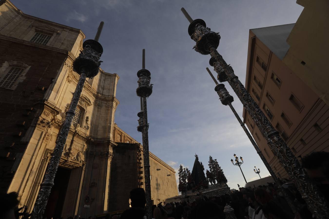 Fotos: La Patrona y el Nazareno procesionan por las calles de Cádiz