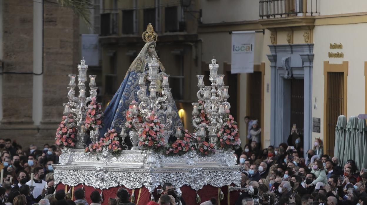 Fotos: La Patrona y el Nazareno procesionan por las calles de Cádiz