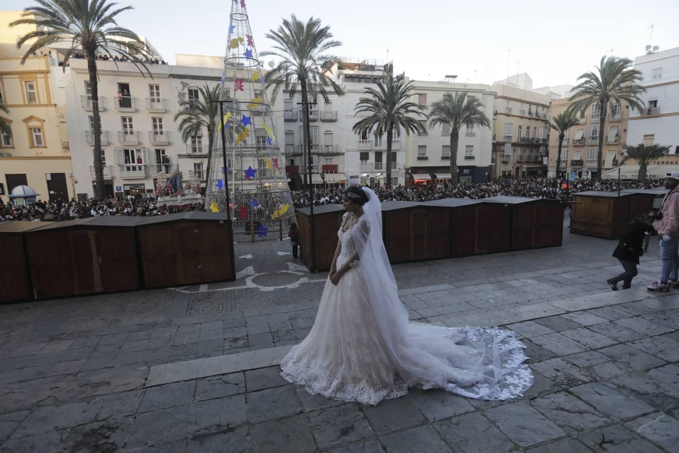 Fotos: La Patrona y el Nazareno procesionan por las calles de Cádiz