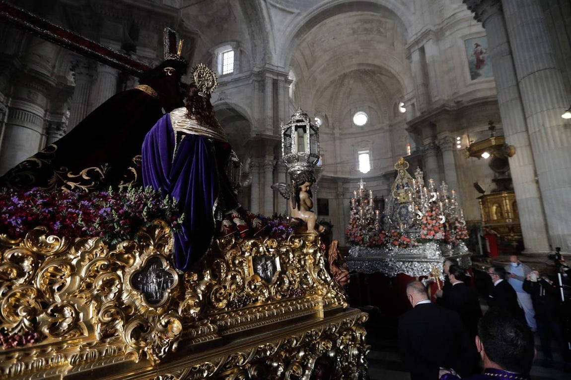 Fotos: Las históricas imágenes del reencuentro entre el Nazareno y la Patrona de Cádiz