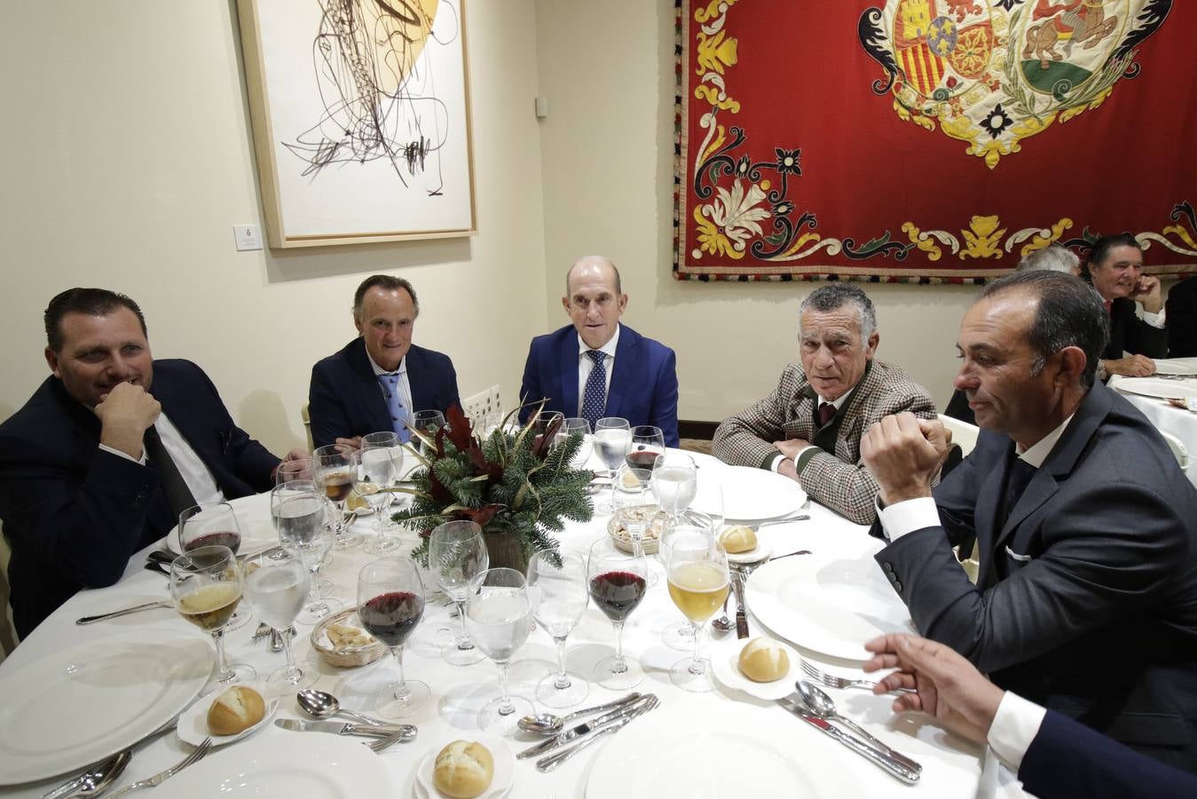 Almuerzo homenaje que la Real Maestranza ha dedicado a Curro Romero. JUAN FLORES