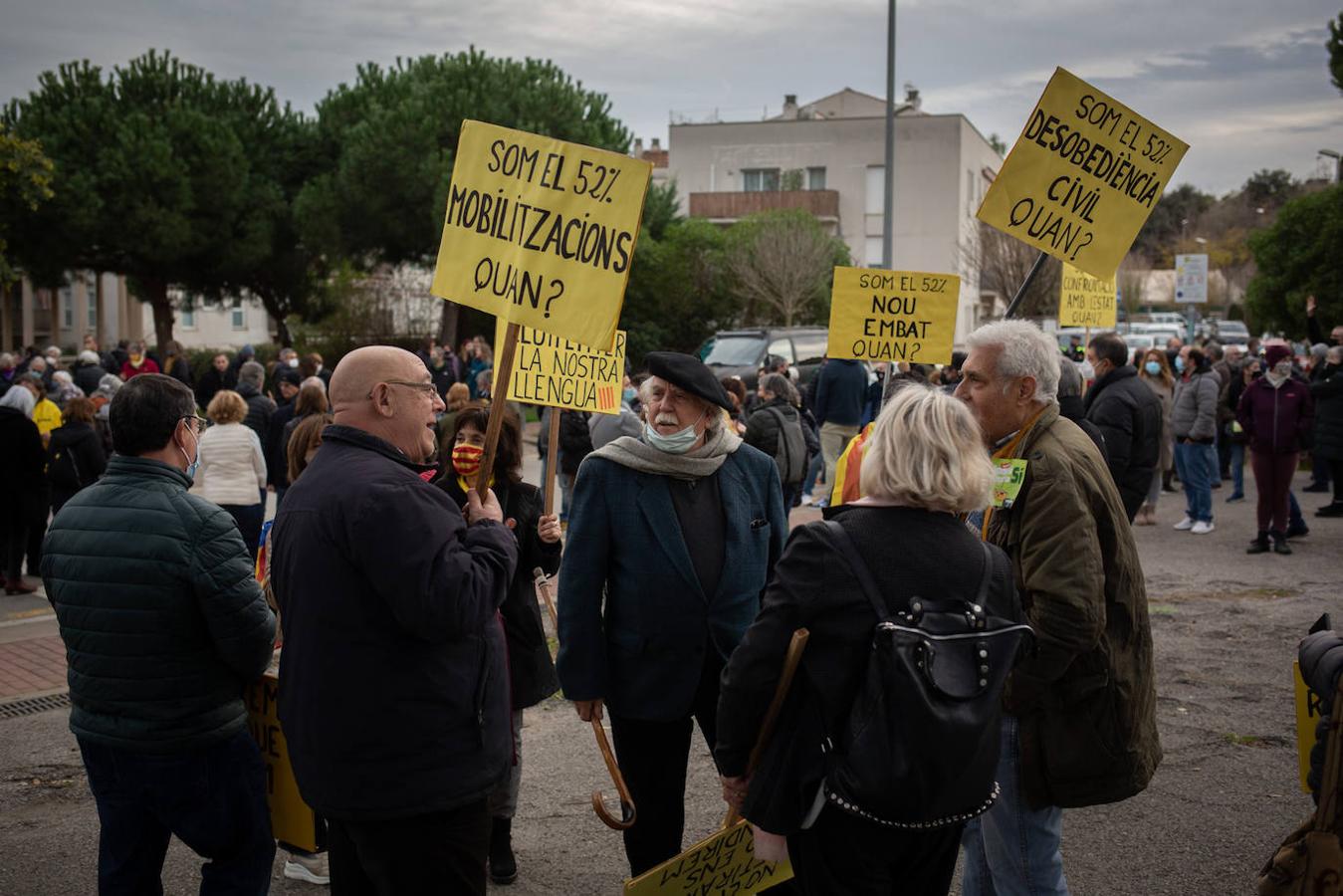 En imagen, un grupo de manifestantes portan pancartas a favor de las clases completamente en catalán. 